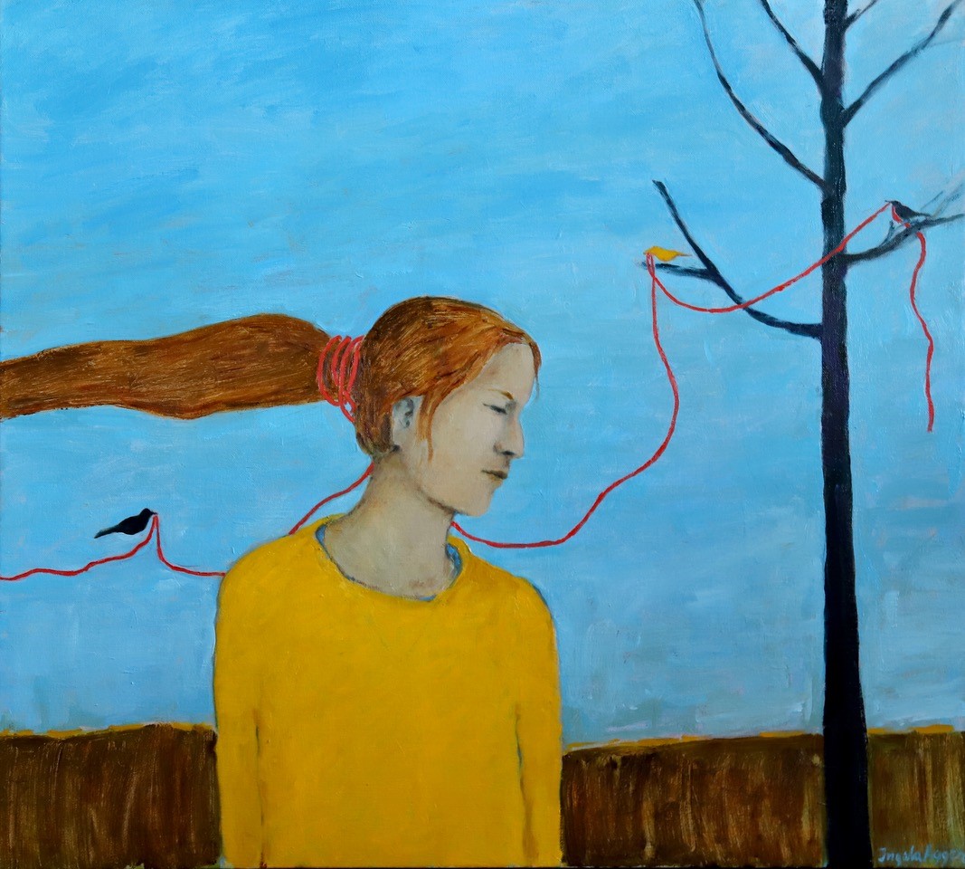 En kvinna med gul tröja mot himmelsblå bakgrund: Vi ser henne i profil. Hon tittar åt höger och hennes rödbruna hår är uppsatt i en hästsvans där svansen står rakt ut åt vänster och fortsätter utanför bilden. Hästsvansen är omlindad av en röd tråd som kommer in i bilden från vänster och går ut i bilden på höger sida. En svart fågel håller i tråden på kvinnans vänstra sida och en gul fågel sitter i ett kalt, svart träd i kanten på bilden på höger sida och håller i tråden. Bakom kvinnan kan man se ett brunt fält. Kanske är det marken eller en brun mur. 