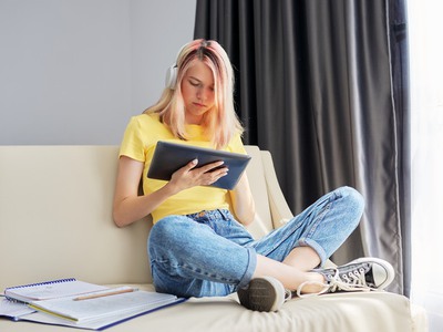 Tonåring som studerar hemma