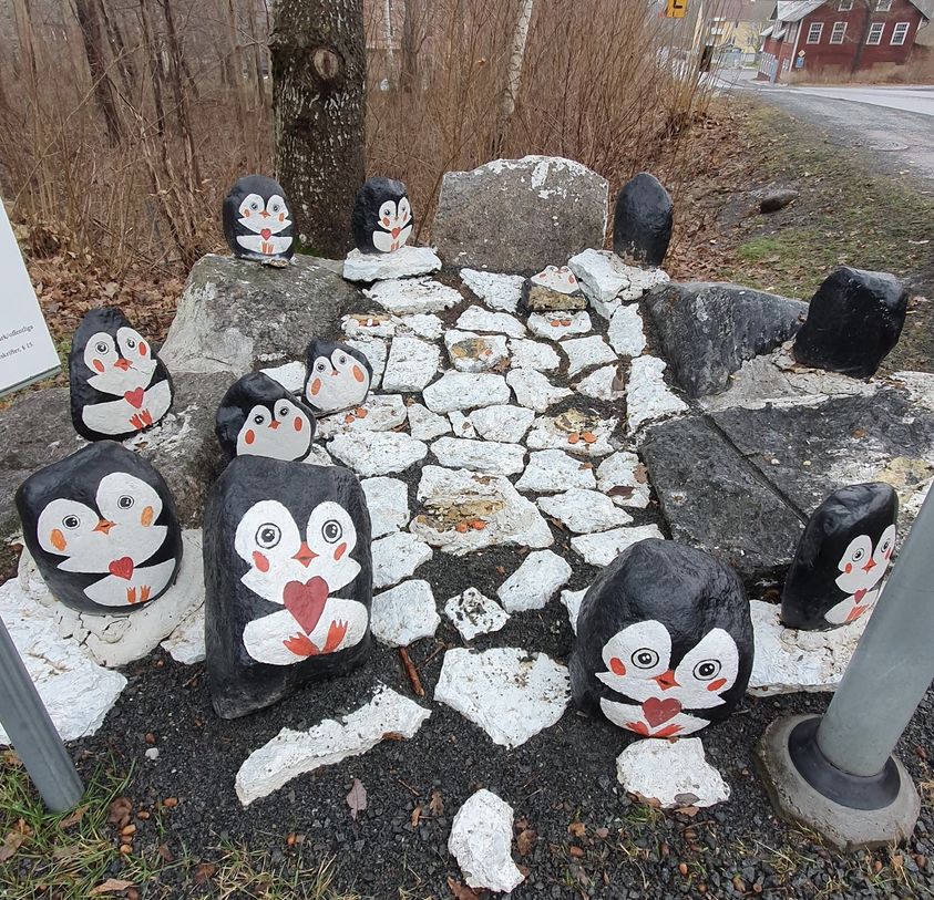 Stenar målade som pingviner. 