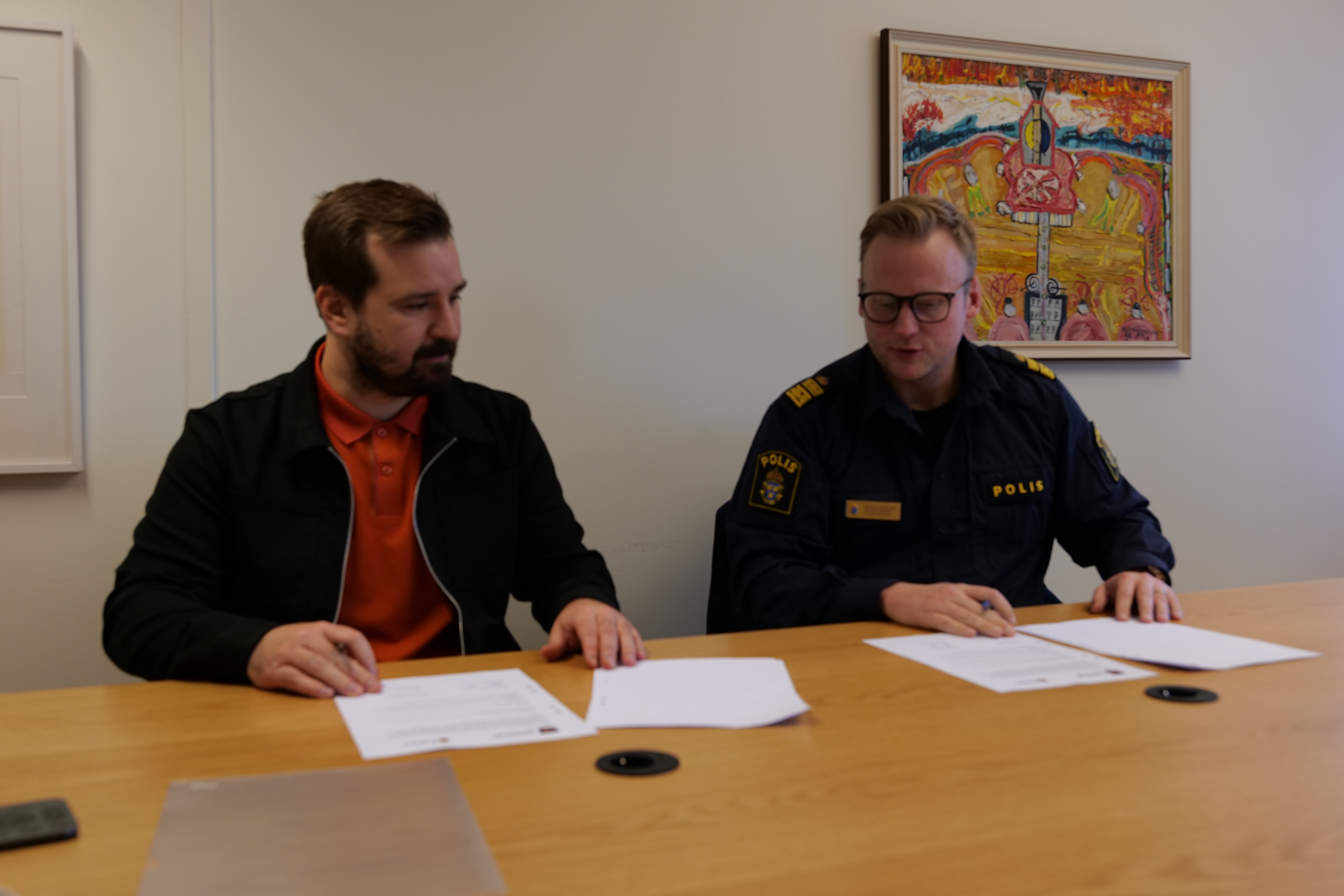 Johan Niklasson, kommunstyrelsens ordförande och Mattias Forssten, lokalpolisområdeschef i Örebro.