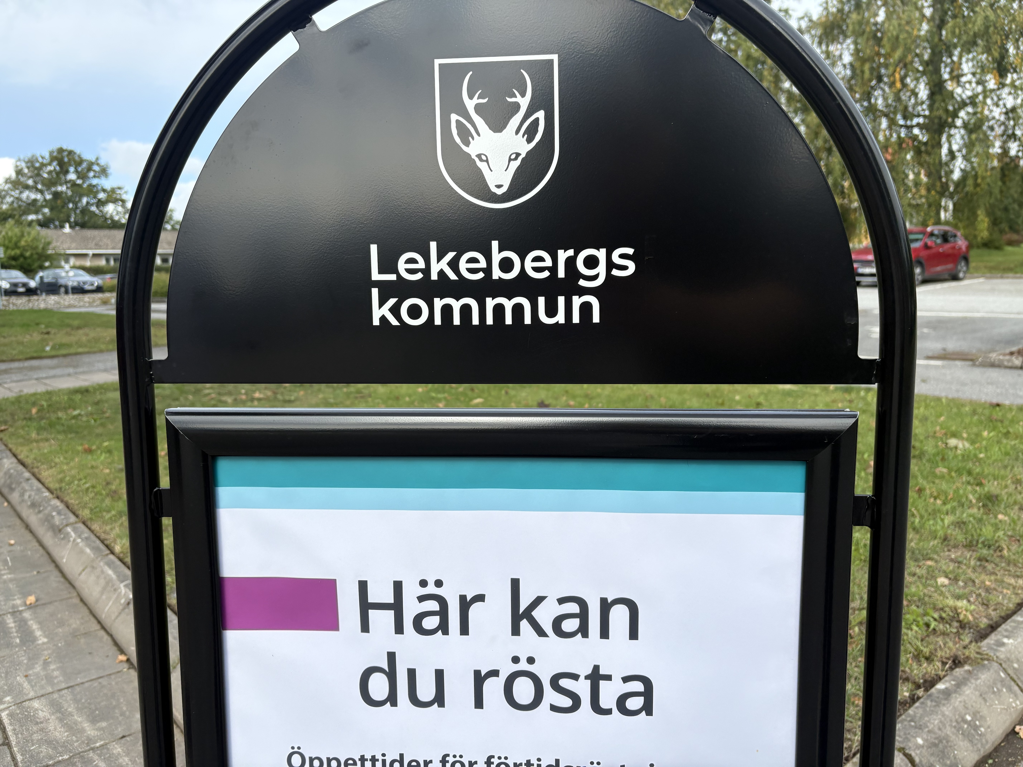 Gatupratare med texten Lekebergs kommun i överkant och "Här kan du rösta" undertill.