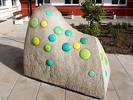 Konstnärlig utsmyckning av Hidinge skola. Granitskulptur av konstnär Stefan Rydéen.