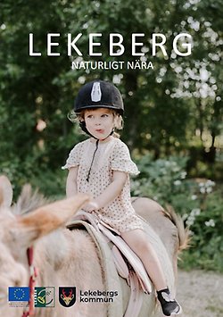 Omslaget på broschyren Lekeberg. Liten tjej som sitter på en häst. 