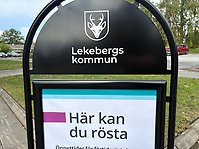 Gatupratare med texten Lekebergs kommun i överkant och "Här kan du rösta" undertill.